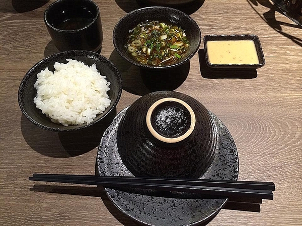 右京棧(大吟釀麻辣鍋)：右京棧-前金區五福三路25號 (體驗-右京棧  大吟釀麻辣鍋)