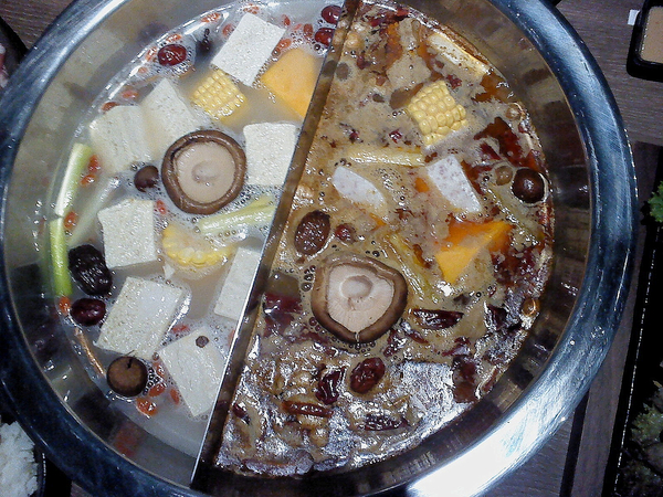 右京棧(大吟釀麻辣鍋)：右京棧-前金區五福三路25號 (體驗-右京棧  大吟釀麻辣鍋)