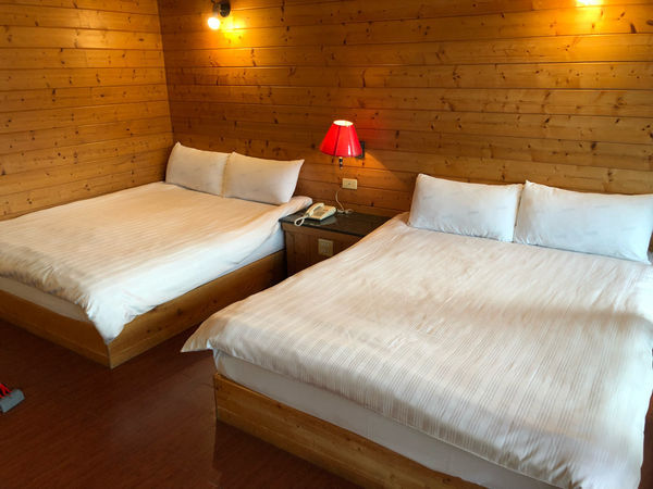 圓圓家出去玩—南投鹿谷《金台灣民宿山莊》ㄧ泊二食，與提著小燈籠的使者來場浪漫的約會！