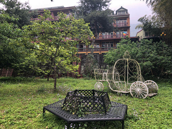 圓圓家出去玩—南投鹿谷《金台灣民宿山莊》ㄧ泊二食，與提著小燈籠的使者來場浪漫的約會！