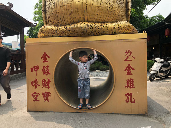 圓圓家出去玩—南投鹿谷《金台灣民宿山莊》ㄧ泊二食，與提著小燈籠的使者來場浪漫的約會！