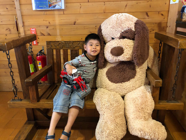 圓圓家出去玩—南投鹿谷《金台灣民宿山莊》ㄧ泊二食，與提著小燈籠的使者來場浪漫的約會！