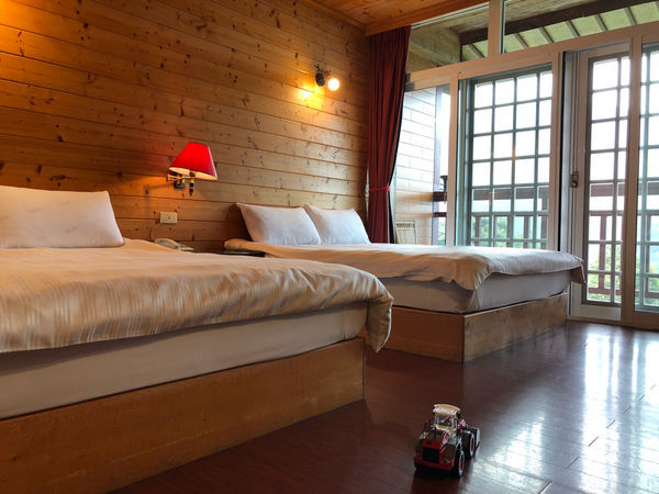 圓圓家出去玩—南投鹿谷《金台灣民宿山莊》ㄧ泊二食，與提著小燈籠的使者來場浪漫的約會！