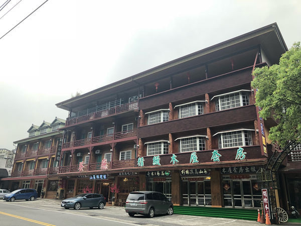 圓圓家出去玩—南投鹿谷《金台灣民宿山莊》ㄧ泊二食，與提著小燈籠的使者來場浪漫的約會！