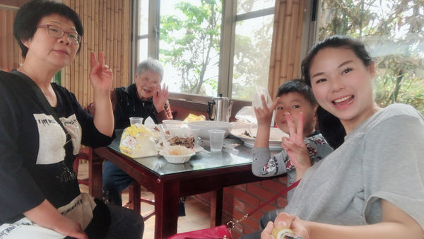 圓圓家出去玩—南投鹿谷《金台灣民宿山莊》ㄧ泊二食，與提著小燈籠的使者來場浪漫的約會！