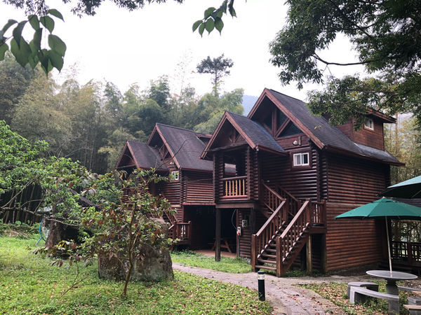 圓圓家出去玩—南投鹿谷《金台灣民宿山莊》ㄧ泊二食，與提著小燈籠的使者來場浪漫的約會！