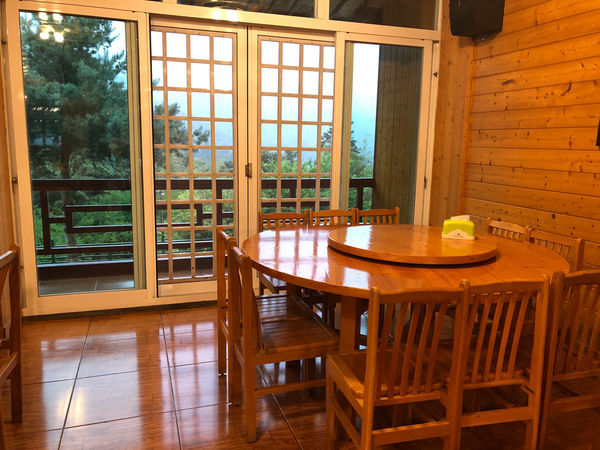 圓圓家出去玩—南投鹿谷《金台灣民宿山莊》ㄧ泊二食，與提著小燈籠的使者來場浪漫的約會！