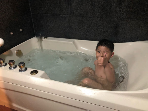 圓圓家出去玩—南投鹿谷《金台灣民宿山莊》ㄧ泊二食，與提著小燈籠的使者來場浪漫的約會！