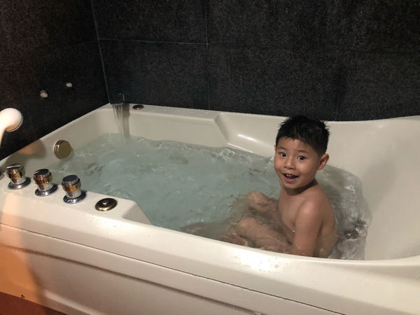 圓圓家出去玩—南投鹿谷《金台灣民宿山莊》ㄧ泊二食，與提著小燈籠的使者來場浪漫的約會！