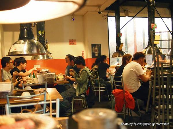 出一張嘴(中港店)：【食記】台中出一張嘴中港店@西區BRT中正國小 : 水準還在的日式燒肉店,點餐不手軟的食肉天堂,幸福真的只要出一張嘴!