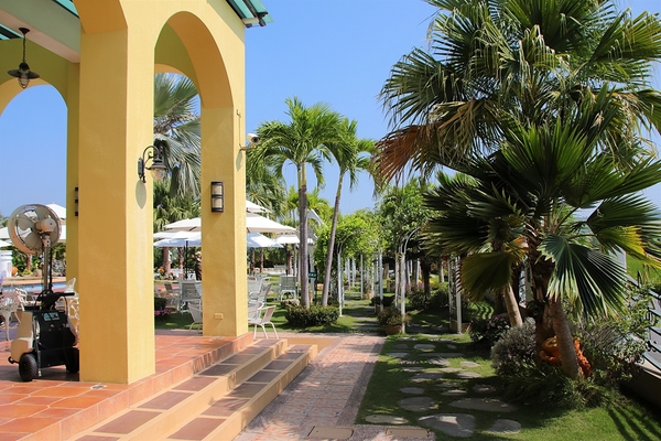 大村進昌咖啡烘焙館：【彰化大村景點】進昌咖啡烘焙館~巴洛克式建築，彷彿來到歐風的城堡，享用美味尊貴的下午茶