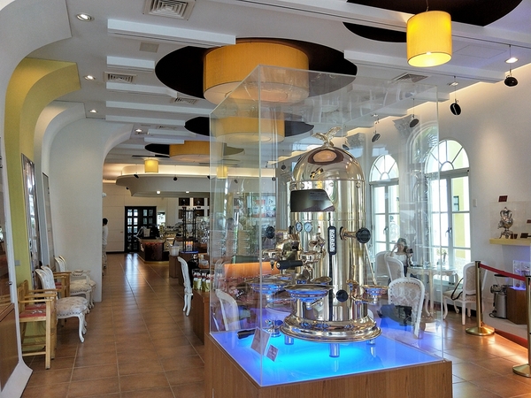 大村進昌咖啡烘焙館：【彰化大村景點】進昌咖啡烘焙館~巴洛克式建築，彷彿來到歐風的城堡，享用美味尊貴的下午茶