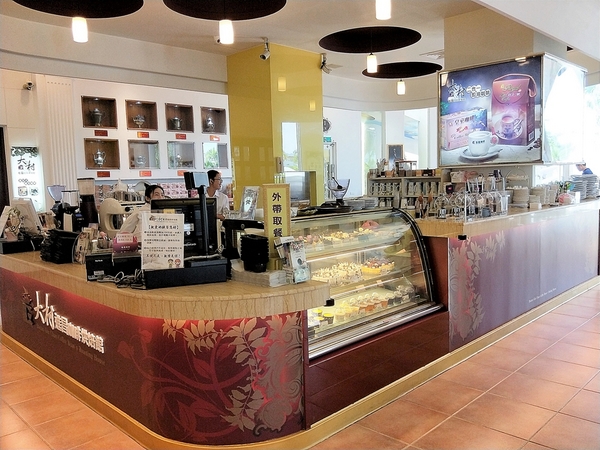 大村進昌咖啡烘焙館：【彰化大村景點】進昌咖啡烘焙館~巴洛克式建築，彷彿來到歐風的城堡，享用美味尊貴的下午茶