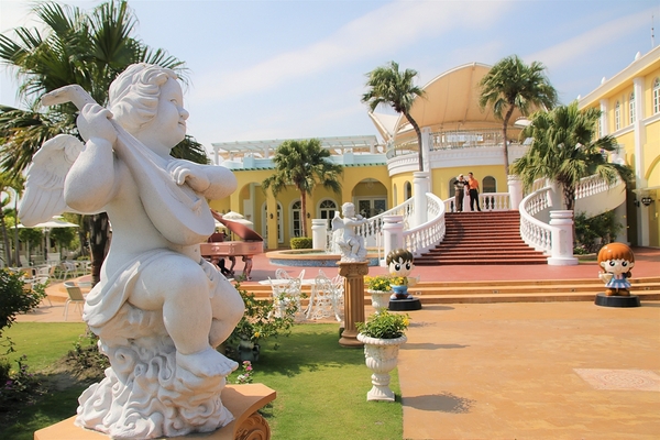 大村進昌咖啡烘焙館：【彰化大村景點】進昌咖啡烘焙館~巴洛克式建築，彷彿來到歐風的城堡，享用美味尊貴的下午茶