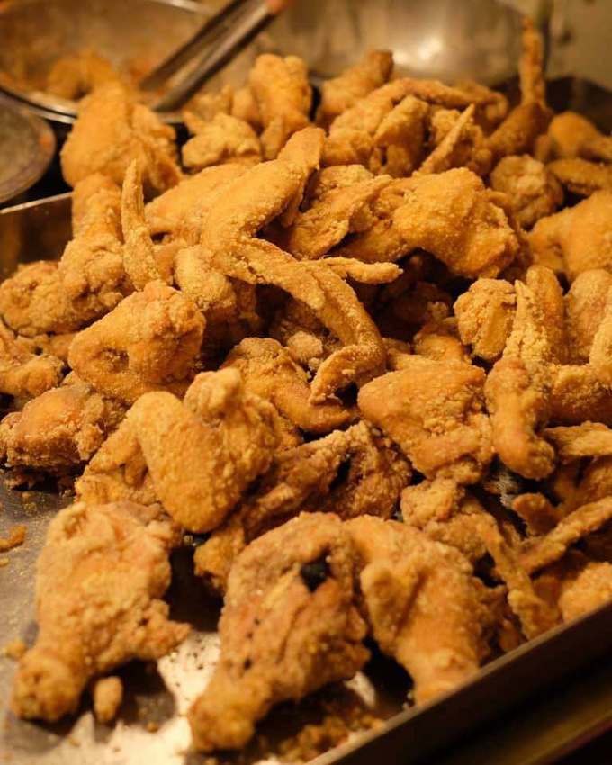 苗栗頭份黃昏市場必吃『安泰炸雞翅』在地人從小吃到大的好味道，排隊美食值得等待！