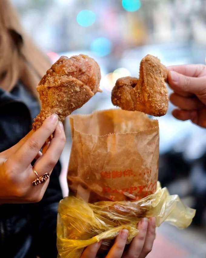 苗栗頭份黃昏市場必吃『安泰炸雞翅』在地人從小吃到大的好味道，排隊美食值得等待！