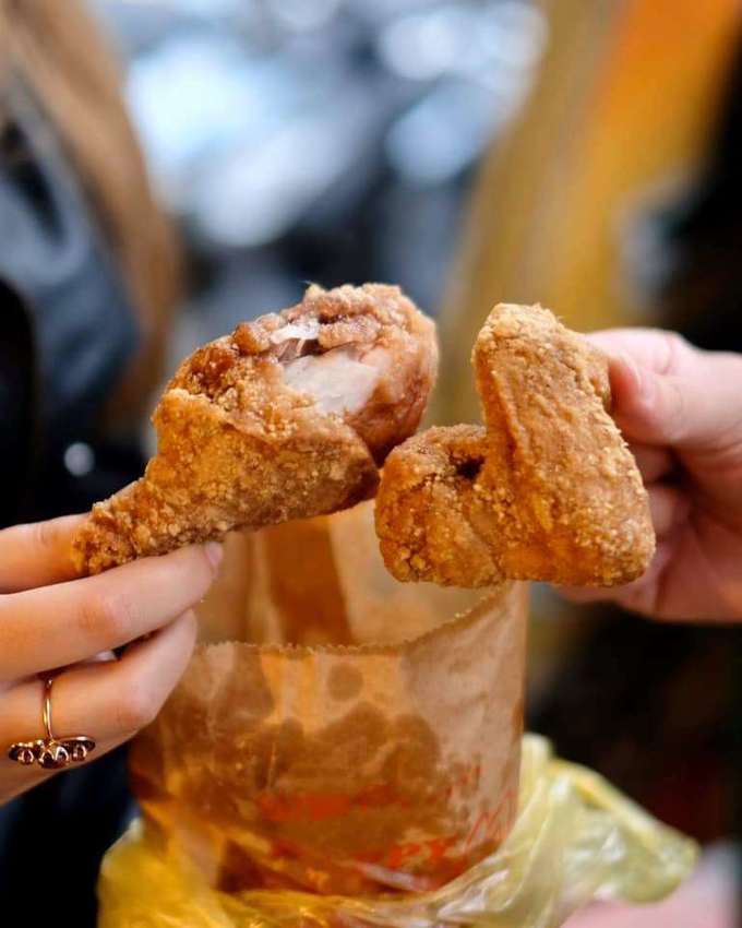 苗栗頭份黃昏市場必吃『安泰炸雞翅』在地人從小吃到大的好味道，排隊美食值得等待！