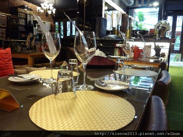 琺蘭9-室內桌椅與金色餐.JPG 琺蘭9-室內桌椅與金色餐.JPG