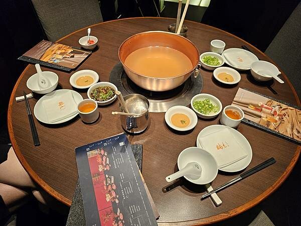 大安區推薦美食「橘色涮涮屋」/台北消夜/頂級火鍋排隊實至名歸