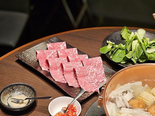 大安區推薦美食「橘色涮涮屋」/台北消夜/頂級火鍋排隊實至名歸