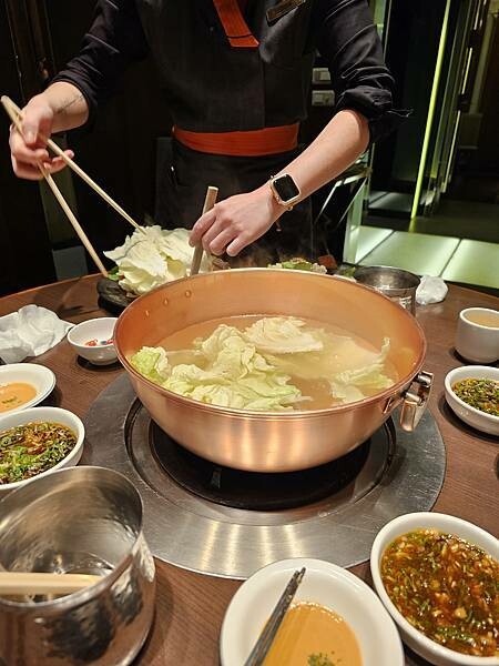 大安區推薦美食「橘色涮涮屋」/台北消夜/頂級火鍋排隊實至名歸