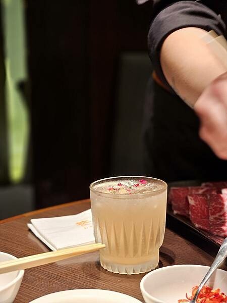 大安區推薦美食「橘色涮涮屋」/台北消夜/頂級火鍋排隊實至名歸