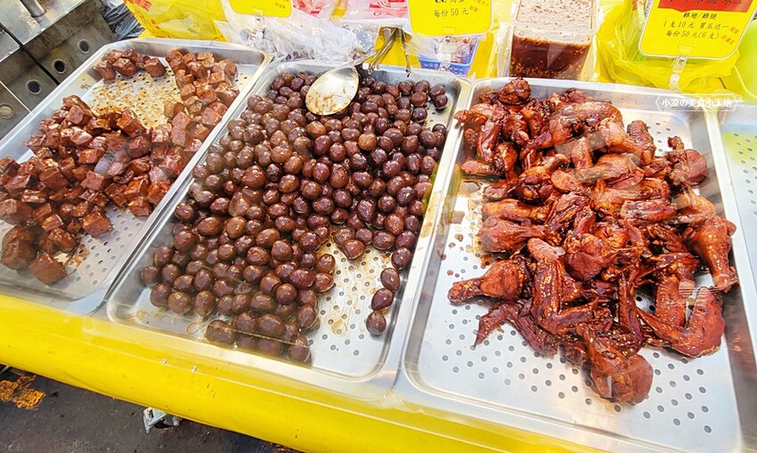 旱溪夜市必買排隊滷味小吃，現場大鍋滷製香氣四溢，滷雞腳、鴨翅、雞翅加辣更涮嘴！