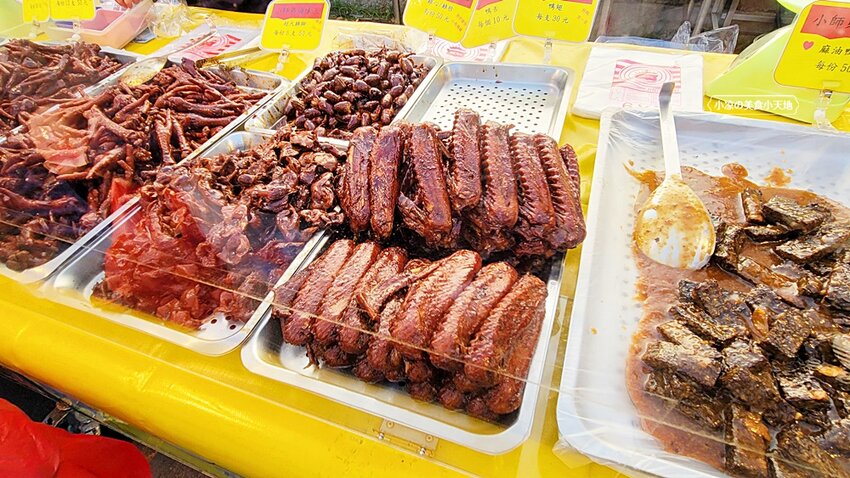 旱溪夜市必買排隊滷味小吃，現場大鍋滷製香氣四溢，滷雞腳、鴨翅、雞翅加辣更涮嘴！