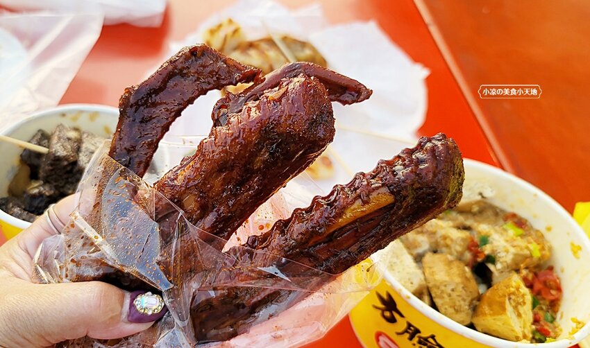 旱溪夜市必買排隊滷味小吃，現場大鍋滷製香氣四溢，滷雞腳、鴨翅、雞翅加辣更涮嘴！