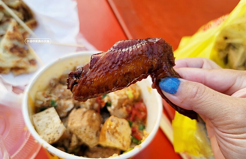 旱溪夜市必買排隊滷味小吃，現場大鍋滷製香氣四溢，滷雞腳、鴨翅、雞翅加辣更涮嘴！