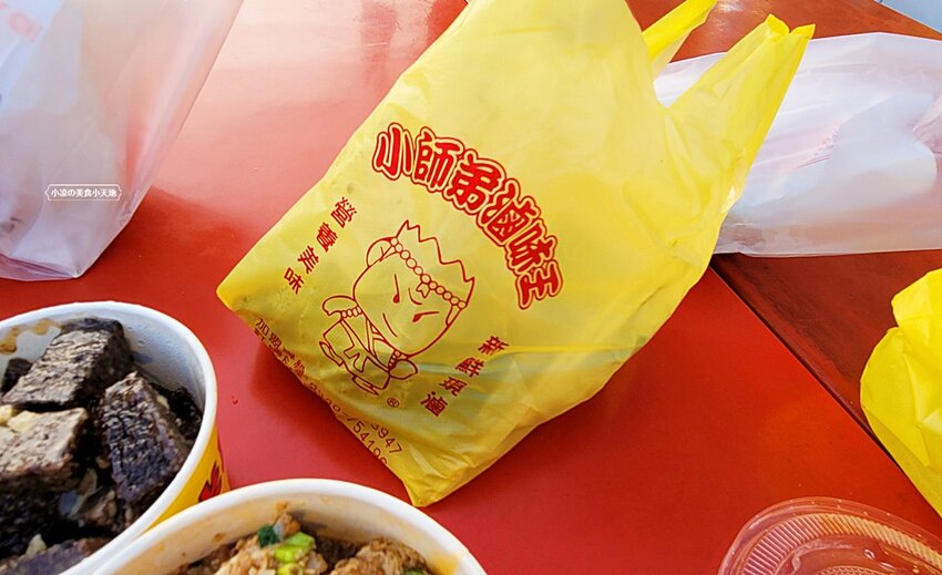 旱溪夜市必買排隊滷味小吃，現場大鍋滷製香氣四溢，滷雞腳、鴨翅、雞翅加辣更涮嘴！