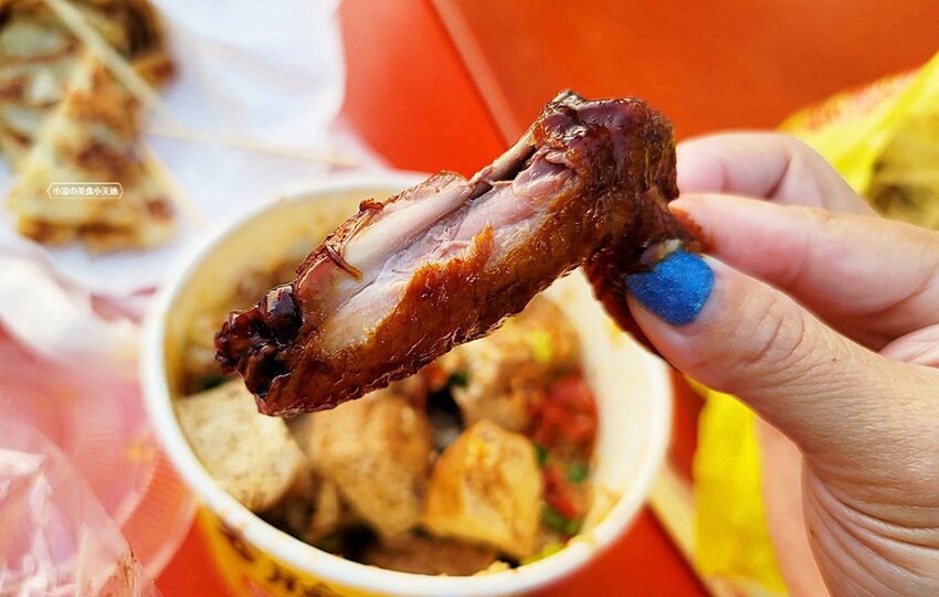 旱溪夜市必買排隊滷味小吃，現場大鍋滷製香氣四溢，滷雞腳、鴨翅、雞翅加辣更涮嘴！