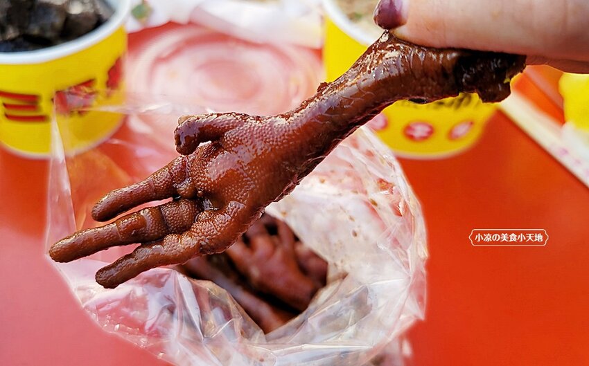 旱溪夜市必買排隊滷味小吃，現場大鍋滷製香氣四溢，滷雞腳、鴨翅、雞翅加辣更涮嘴！