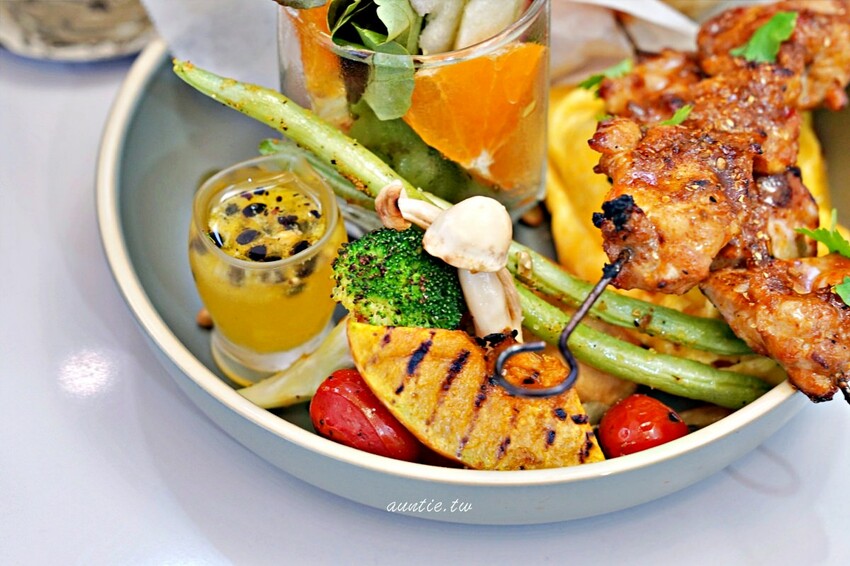 台南市東區【台南】中西區|和喫咖啡,老屋咖啡廳,圓滾滾鬆餅球,豐盛早午餐