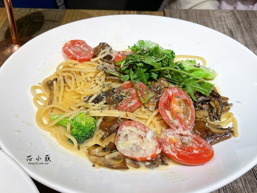 HUN 混，台中一中街平價大份量義大利麵，免費加麵加飯，工業風裝潢，招牌橘醬必吃 - Cyndi love’s 享食天堂