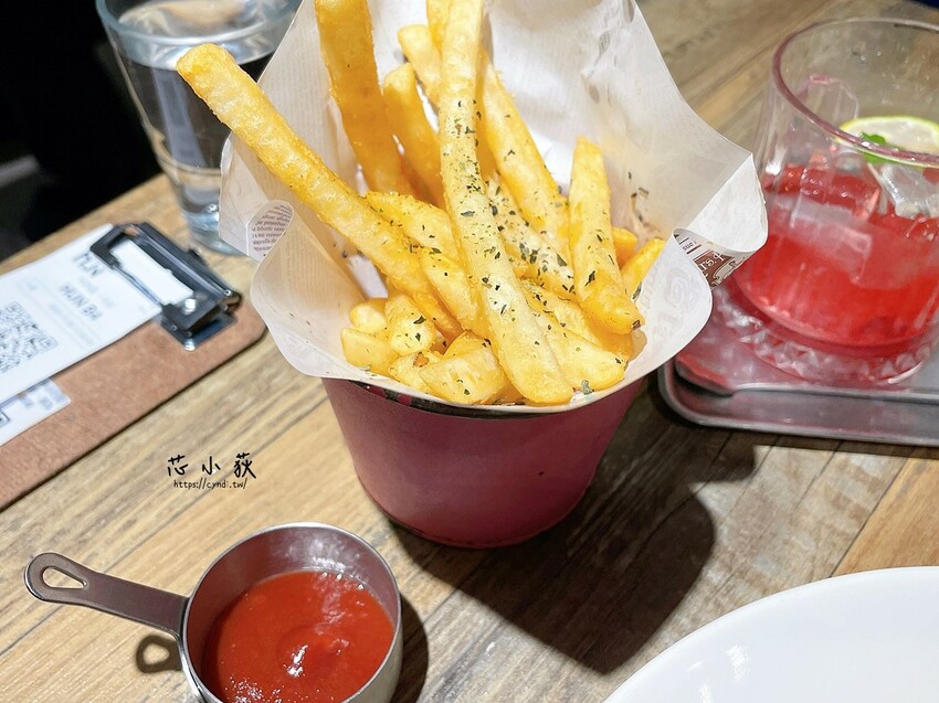 HUN 混，台中一中街平價大份量義大利麵，免費加麵加飯，工業風裝潢，招牌橘醬必吃 - Cyndi love’s 享食天堂