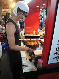 麥格問格のQ(輔大花園店)：【新北】輔大花園觀光夜市之麥格問格のＱ、鬪鷄三星蔥腿板燒