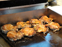 麥格問格のQ(輔大花園店)：【新北】輔大花園觀光夜市之麥格問格のＱ、鬪鷄三星蔥腿板燒