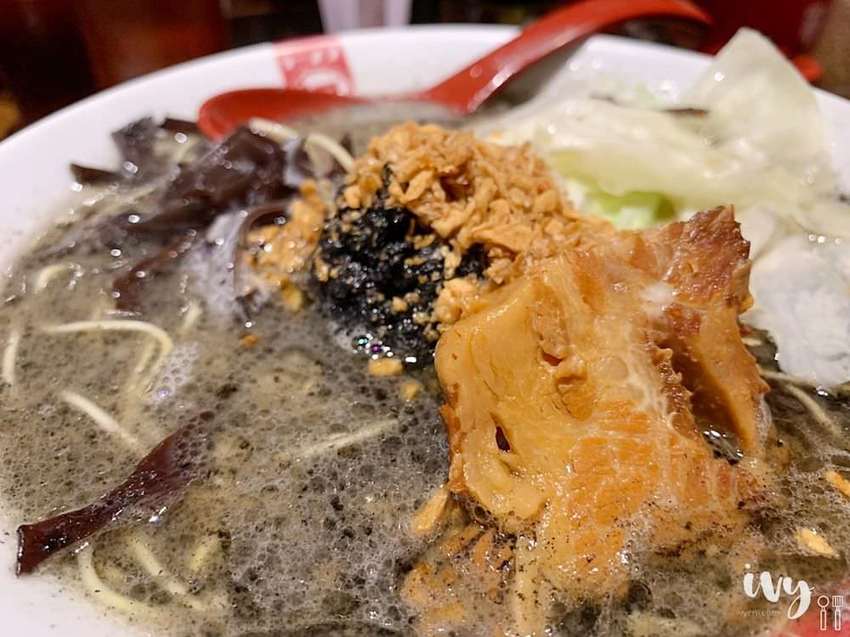 凪Nagi豚骨拉麵 台中老虎城|誰說拉麵湯頭只能乳白色，豔紅的辣椒、烏黑的芝麻、青綠的羅勒，挑戰你們的視覺與味蕾！ - 艾薇覓食趣