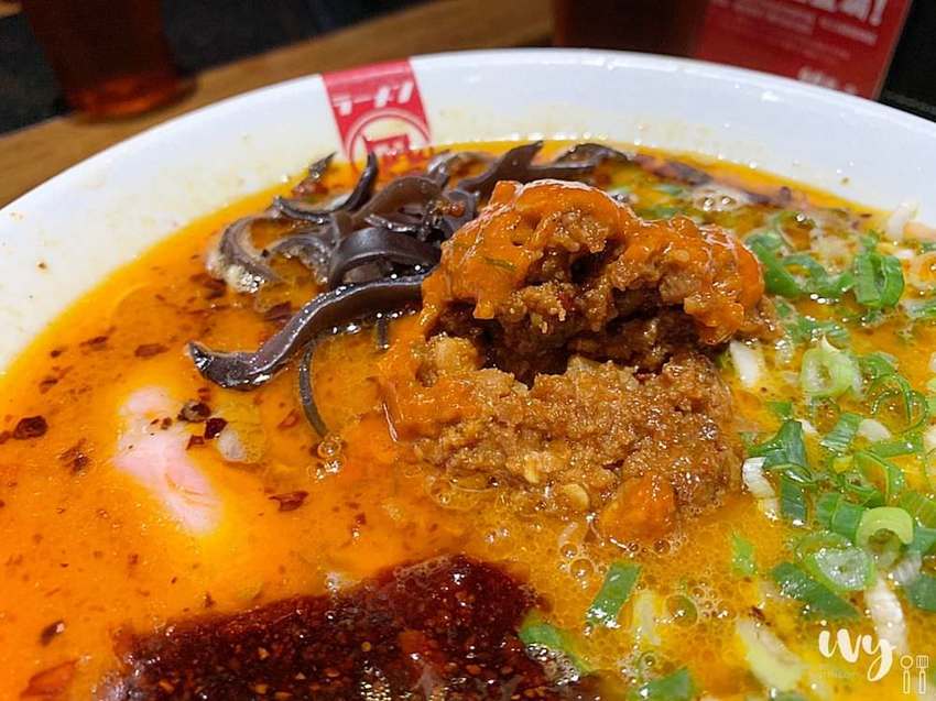 凪Nagi豚骨拉麵 台中老虎城|誰說拉麵湯頭只能乳白色，豔紅的辣椒、烏黑的芝麻、青綠的羅勒，挑戰你們的視覺與味蕾！ - 艾薇覓食趣