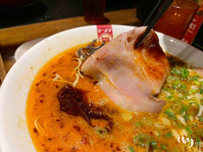 凪Nagi豚骨拉麵 台中老虎城|誰說拉麵湯頭只能乳白色，豔紅的辣椒、烏黑的芝麻、青綠的羅勒，挑戰你們的視覺與味蕾！ - 艾薇覓食趣