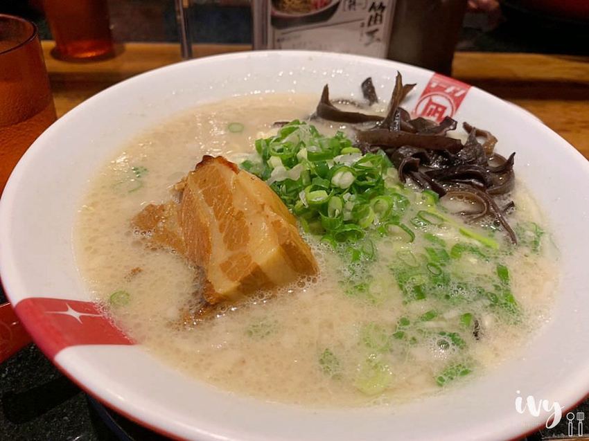 凪Nagi豚骨拉麵 台中老虎城|誰說拉麵湯頭只能乳白色，豔紅的辣椒、烏黑的芝麻、青綠的羅勒，挑戰你們的視覺與味蕾！ - 艾薇覓食趣