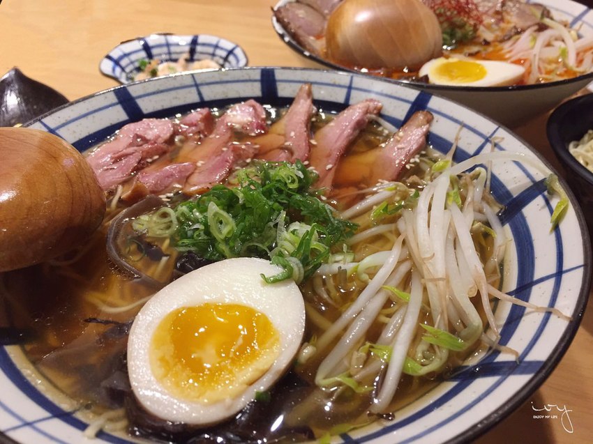 凪Nagi豚骨拉麵 台中老虎城|誰說拉麵湯頭只能乳白色，豔紅的辣椒、烏黑的芝麻、青綠的羅勒，挑戰你們的視覺與味蕾！ - 艾薇覓食趣