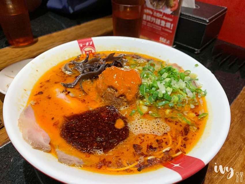 凪Nagi豚骨拉麵 台中老虎城|誰說拉麵湯頭只能乳白色，豔紅的辣椒、烏黑的芝麻、青綠的羅勒，挑戰你們的視覺與味蕾！ - 艾薇覓食趣