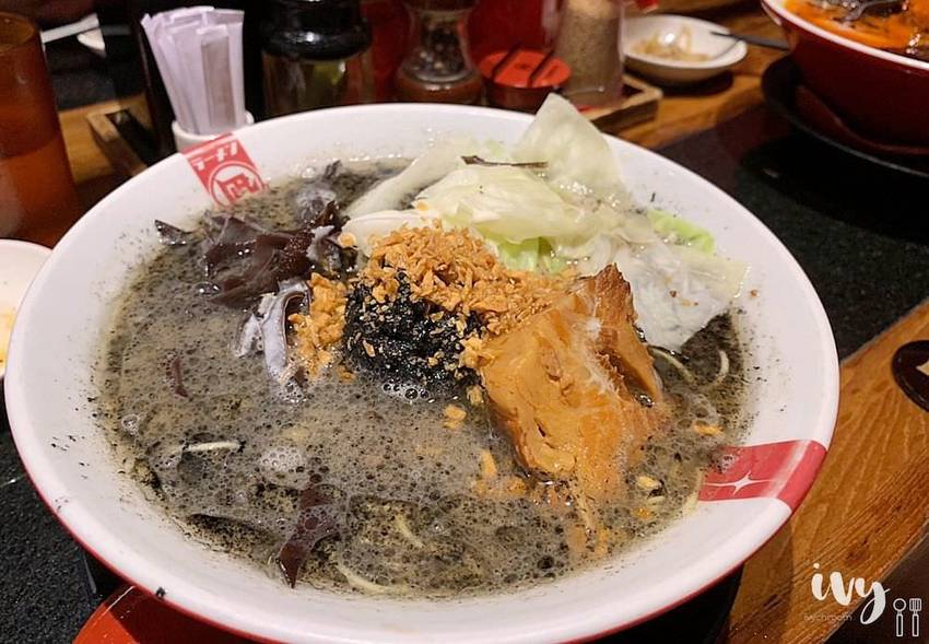 凪Nagi豚骨拉麵 台中老虎城|誰說拉麵湯頭只能乳白色，豔紅的辣椒、烏黑的芝麻、青綠的羅勒，挑戰你們的視覺與味蕾！ - 艾薇覓食趣