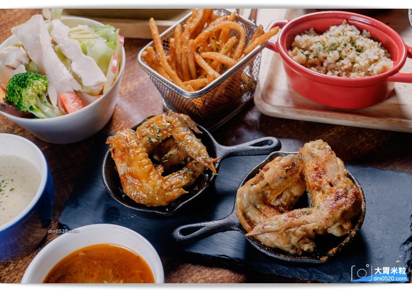 平日點排餐享沙拉吧吃到飽,MASTRO CAFE(戰斧教父內湖店),,SOP脆皮炸雞/牛尾湯無限喝！加50元再享粉紅氣泡酒/啤酒無限暢飲！內湖餐酒館推薦,內湖牛排餐廳推薦,內湖美式餐廳推薦,捷運港墘站