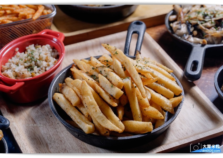 平日點排餐享沙拉吧吃到飽,MASTRO CAFE(戰斧教父內湖店),,SOP脆皮炸雞/牛尾湯無限喝！加50元再享粉紅氣泡酒/啤酒無限暢飲！內湖餐酒館推薦,內湖牛排餐廳推薦,內湖美式餐廳推薦,捷運港墘站