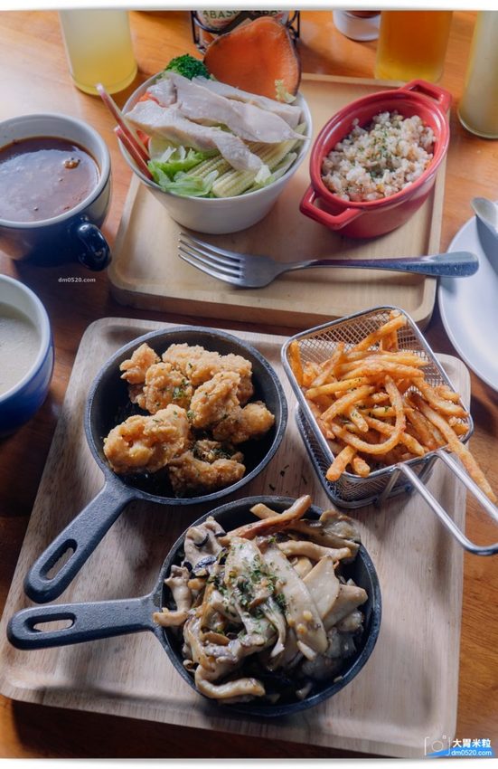 平日點排餐享沙拉吧吃到飽,MASTRO CAFE(戰斧教父內湖店),,SOP脆皮炸雞/牛尾湯無限喝！加50元再享粉紅氣泡酒/啤酒無限暢飲！內湖餐酒館推薦,內湖牛排餐廳推薦,內湖美式餐廳推薦,捷運港墘站