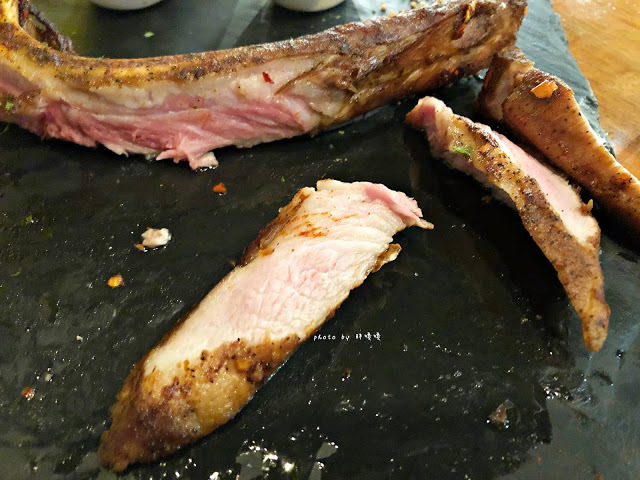 【台北 內湖】Mastro Cafe🔱內湖科學園區附近的美式餐酒館，空間寬敞舒適，肉品滋味啵兒棒，鮮奶油融雪蛋糕也口味也很棒，燈光美、氣氛佳的用餐好場所😉