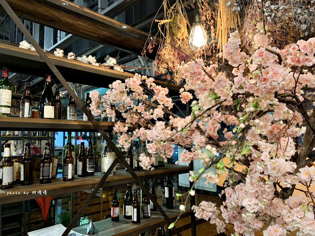 【台北 內湖】Mastro Cafe🔱內湖科學園區附近的美式餐酒館，空間寬敞舒適，肉品滋味啵兒棒，鮮奶油融雪蛋糕也口味也很棒，燈光美、氣氛佳的用餐好場所😉